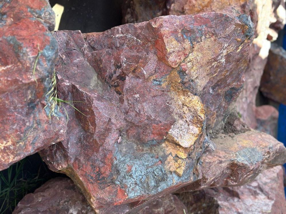 Камни для ландшафтного дизайна красно-фиолетовые 10-60 килограмм купить в Республике Калмыкия