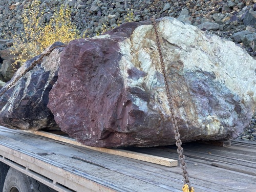 Огромные красно-фиолетовые валуны для ландшафтного дизайна весом более 5 тонн купить в Республике Калмыкия