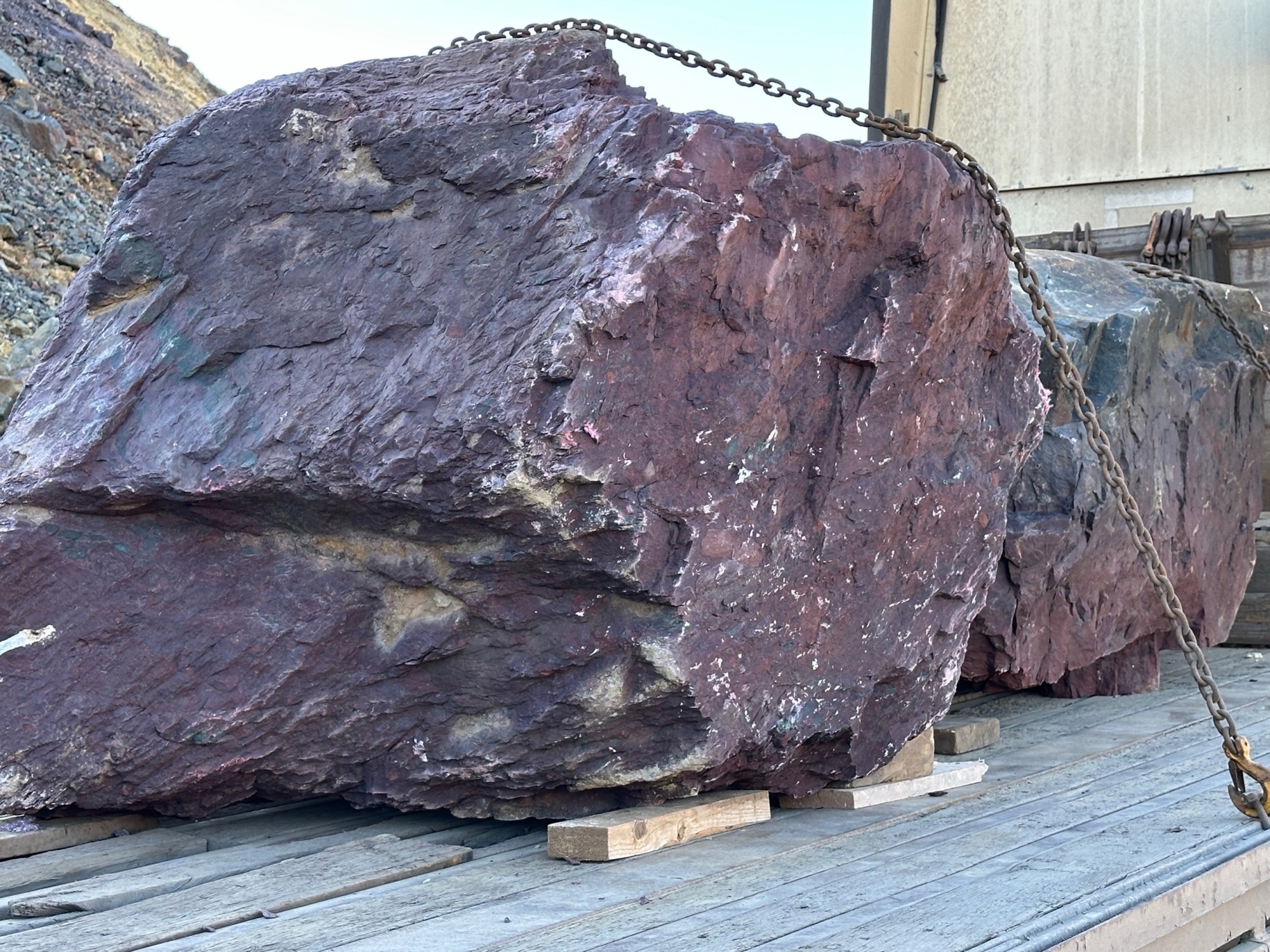 Огромные красно-фиолетовые валуны для ландшафтного дизайна весом более 5 тонн купить в Республике Калмыкия