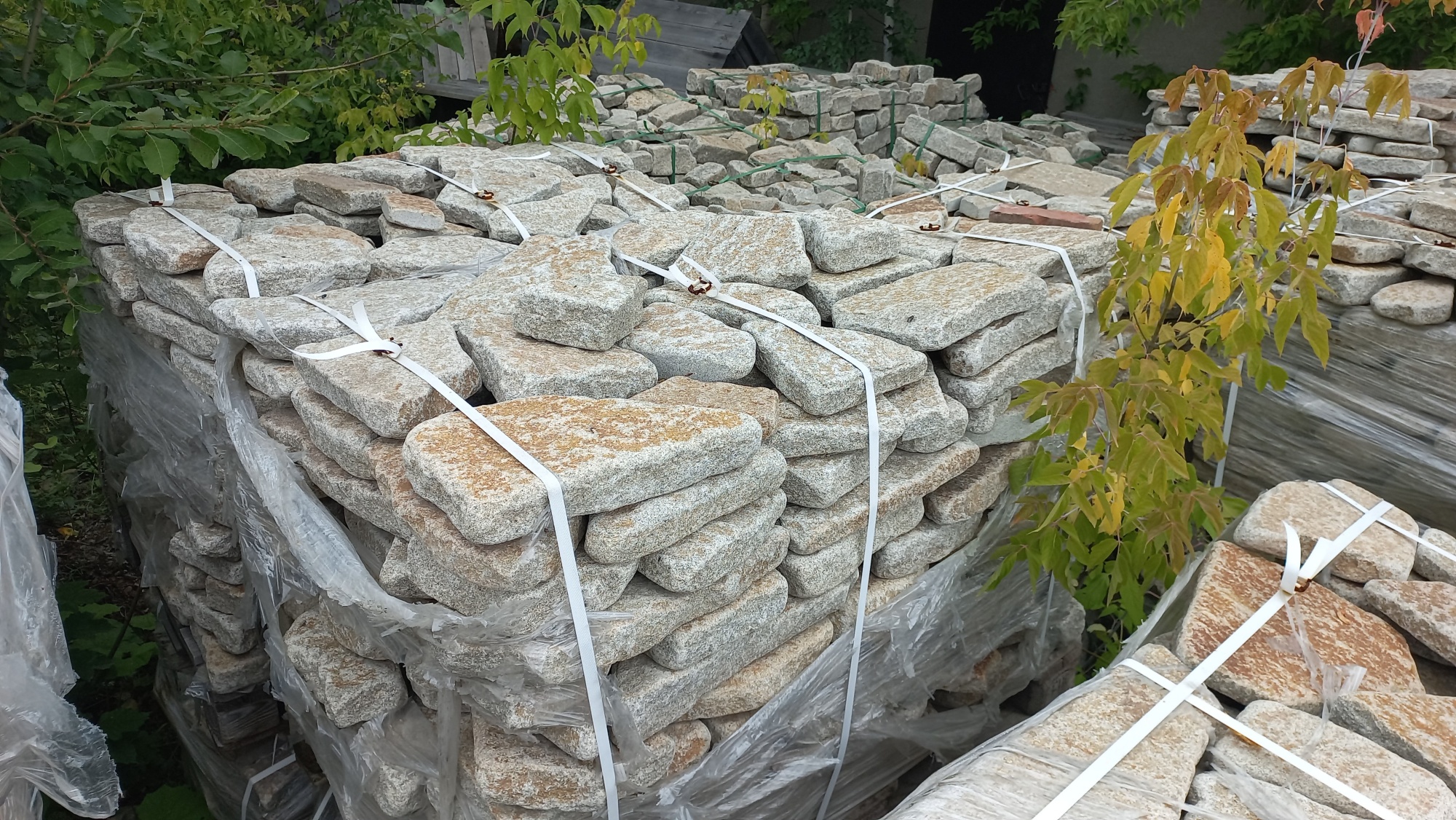 Плитняк галтованный гранитный для ландшафтного дизайна купить в Республике Калмыкия