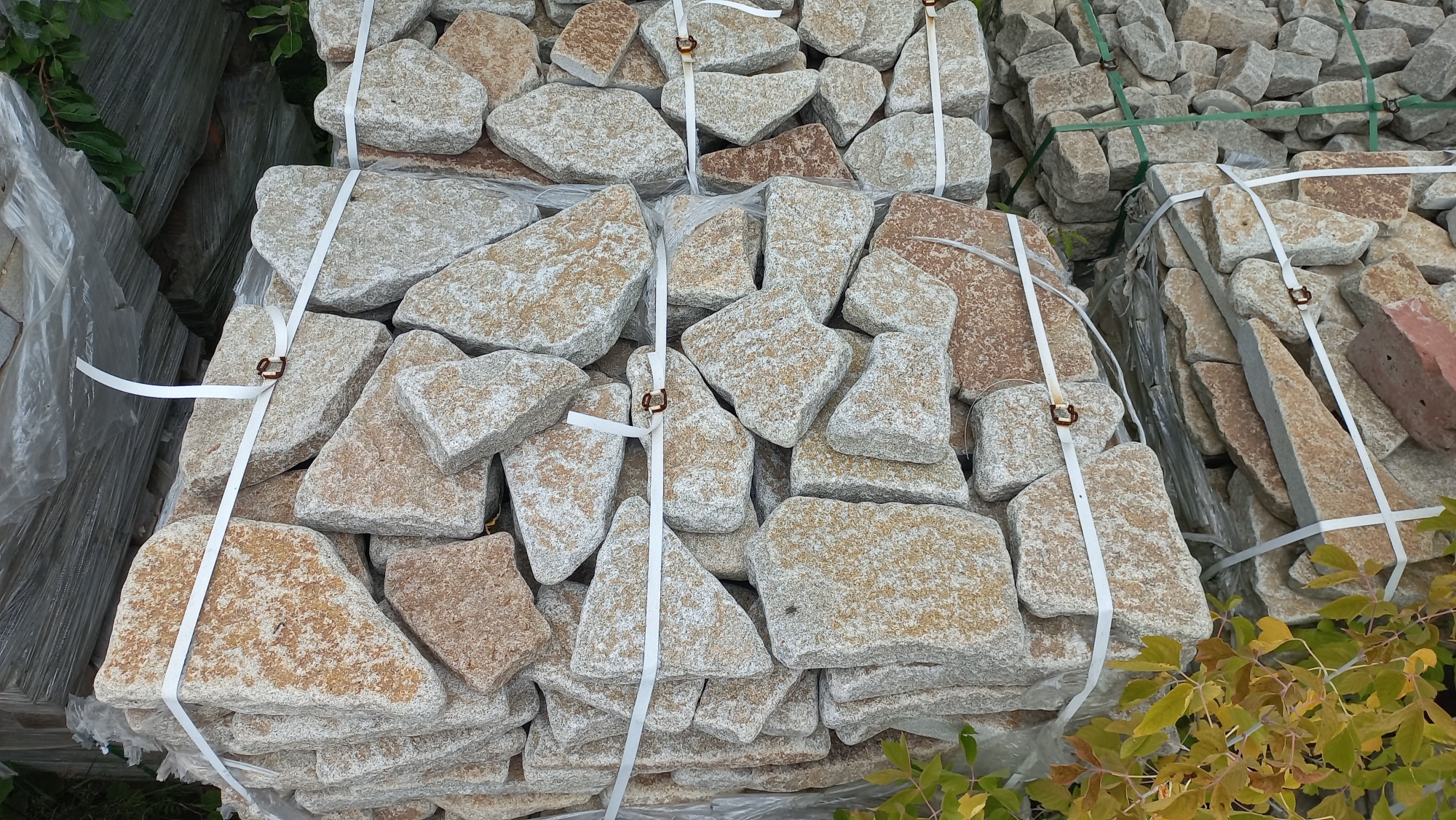 Плитняк галтованный гранитный для ландшафтного дизайна купить в Республике Калмыкия